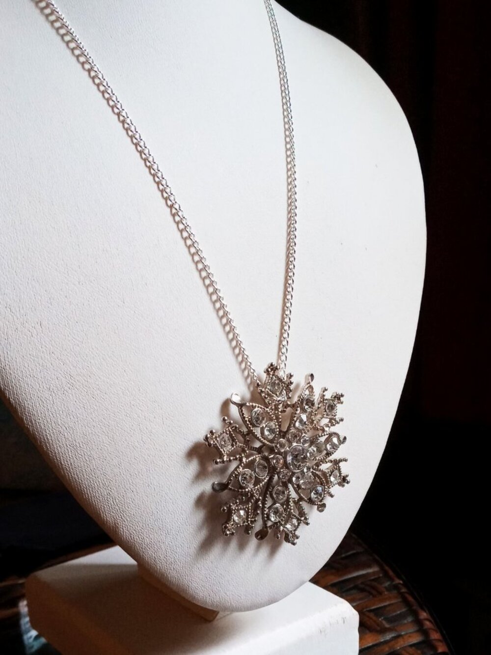 💎❄️Upcycled Icy Elegance: Statement Snowflake Crystal Pendant Necklace❄️💎 - Picture 15 of 16